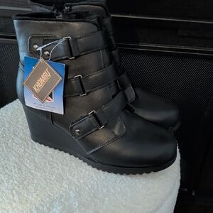 NWT.   KHOMBU BOOTS.  SIZE 10